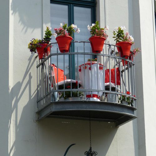 Jak wybrać doniczki balkonowe na balustradę?